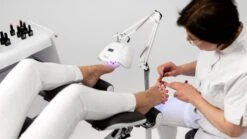 SUNfeet UV Lamp Op Statief - Lamp Voor Gelnagels 80W - LED Lamp Nagels - Gellak Lamp - Nageldroger - Wit -Chique Cosmetica Winkel 1200x674 1